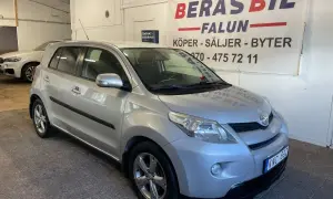 Silver Toyota Urban Cruiser, möjligen med ett mindre problem, står parkerad framför en bilfirma i Falun.