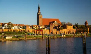 Tangerhütte, miasto hanzy, co to za widok! Stare mury obronne, kościół z wieżą i domy nad rzeką.