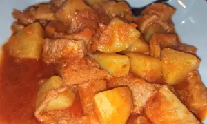 Un saporito piatto di trippa con patate, cotto in un ricco sugo di pomodoro.