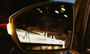 Retrovisor con alerta de punto ciego activada. ¡Siempre hay que mirar por los retrovisores para conducir seguro!