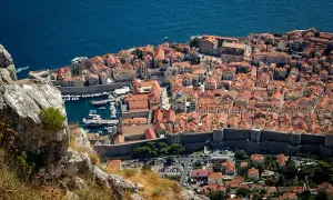 Gdzie leży Chorwacja na mapie Europy? Odkryj jej sąsiedztwo i cechy