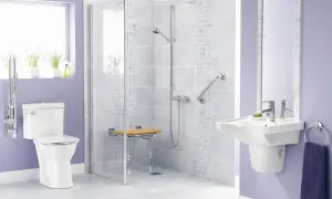 Bagno disabili con doccia a filo pavimento, sedile ribaltabile, maniglioni e WC rialzato per maggiore comfort e sicurezza.