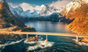 Mosty nad wodą, otoczone ośnieżonymi górami, idealne na fiordy norweskie wycieczka.