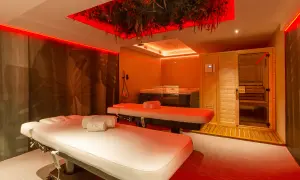 Relájate en este oasis de bienestar. Dos camillas de masaje, jacuzzi y sauna te esperan en el eden spa.