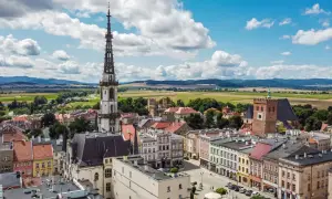 Widok z lotu ptaka na Ząbkowice Śląskie z wieżą kościelną i kolorowymi kamienicami.