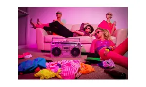 Stylizacja na imprezę PRL: neonowe kolory, legginsy, okulary przeciwsłoneczne i boombox. Jak się ubrać na taką imprezę?