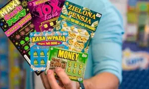 Ręka trzyma kilka zdrapek, sugerując pytanie: czy warto grać w zdrapki? Widać nazwy jak "Maxi Cash Party", "10x Kasa", "Zielona Pensja", "Kasa Wpada", "Money".