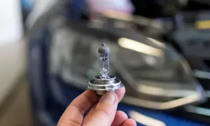 Nowa żarówka postojowa do Audi A4 B6 w dłoni, gotowa do wymiany.