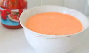 En skål med krämig kall sås, perfekt som tillbehör till grillad kyckling. Denna sås, gjord på crème fraiche, ger en härlig smak.