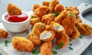Chrupiące nuggetsy w panko, idealne do maczania w keczupie. Pyszna przekąska na każdą okazję.