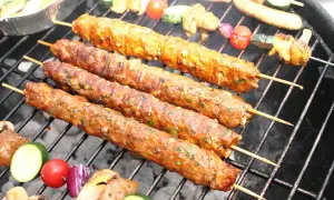 Szaszłyki z mielonego mięsa grillowane z warzywami.