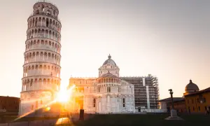 La Torre di Pisa, con il Duomo sullo sfondo, illuminata dal sole al tramonto. Un'emozione unica da vivere, un sogno da realizzare: visitare la Torre di Pisa.