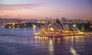 Zachód słońca nad Operą w Sydney. Zastanawiasz się, ile trwa lot do Australii, by zobaczyć to cudo?