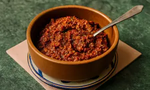 Schüssel mit rustikalem Pesto Rosso, bereit zum Servieren.
