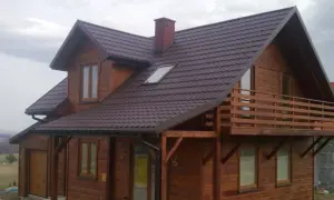 Drewniany dom pod klucz, gotowy do zamieszkania. Piękna, brązowa dachówka i przestronny balkon.