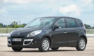 Czarny Renault Scenic 3, gotowy do wymiany żarówki H7.