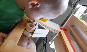 Dlaczego dziecko nie powinno patrzeć w lustro? Odkryj mity i zagrożenia