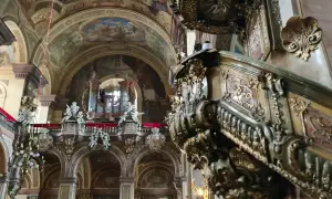 Prunkvolle Kanzel in einer der Kirchen Breslaus, mit Blick auf die Orgel und Deckenmalereien.
