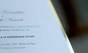 Eleganckie zawiadomienie o ślubie w stylu savoir vivre. Zaproszenie informuje o uroczystości, która odbędzie się o godzinie 15:00 w kościele pw. Św. Mikołaja w Tyncu Małym.