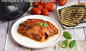 Parmigiana di melanzane grigliate, una ricetta leggera e gustosa. Melanzane grigliate, pomodoro e basilico compongono questo piatto.