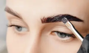 Aplikacja ciemnej henny na brwi pędzelkiem. Czy to henna żelowa czy kremowa?