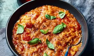 En skål med pappa al pomodoro, en mustig tomatgryta med basilika och svartpeppar.