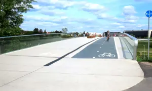 Nowy mostek rowerowy w lasku Marcelińskim z wyznaczonymi ścieżkami i ławkami.