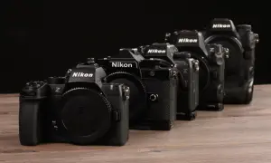 Una fila di fotocamere Nikon Z, dalla più piccola alla più grande, con la Nikon Z90 in primo piano.