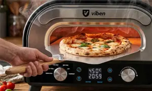 Jak przełożyć pizzę na kamień bez łopatki? Użyj metalowej łopatki z drewnianą rączką, by łatwo wyjąć gorącą pizzę z pieca Viben.