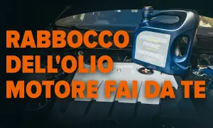 Un flacone di olio motore Super Tronic è pronto per il rabbocco dell'olio motore fai da te.