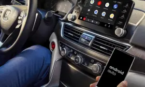 Conectar Android Auto sin cable es fácil. Un smartphone con la app muestra el sistema en la pantalla del coche.