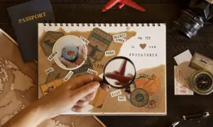 Co to jest scrapbooking? Album z podróżniczymi wspomnieniami: paszport, mapy, znaczki z miastami, globus i samolot.
