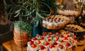 Ile kosztuje catering na imprezę? Poznaj ceny i oszczędź na przyjęciu
