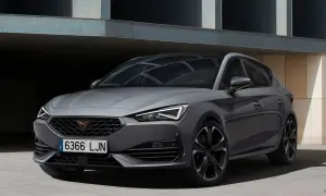 Szary, sportowy hatchback z ostrymi liniami i nowoczesnymi światłami LED, gotowy na dynamiczną jazdę.