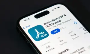 Aplikacja Adobe Scan na telefonie pokazuje, jak zrobić skan dokumentu.