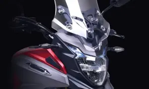 Nowy motocykl typu adventure z aerodynamiczną owiewką i ostrymi liniami, gotowy na każdą wyprawę.