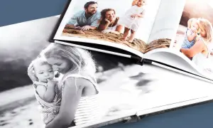 Otwarta fotoksiążka i fotoalbum prezentują rodzinne chwile: mama z dzieckiem na czarno-białym zdjęciu i rodzice z córką na plaży.