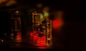 Czerwone żarzące się lampy elektronowe snr w ciemności, tworzące ciepłą, nostalgiczną atmosferę.