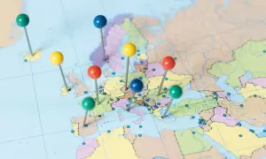Kolorowe pinezki zaznaczone na mapie Europy, wskazujące potencjalne cele podróży po najbezpieczniejszych krajach świata.