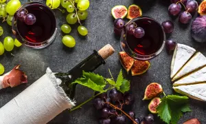 Wino primitivo, winogrona, figi i ser brie tworzą idealną kompozycję.