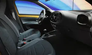 Wnętrze samochodu z nowoczesnymi fotelami i ekranem dotykowym. System keyless go ułatwia wsiadanie i ruszanie.