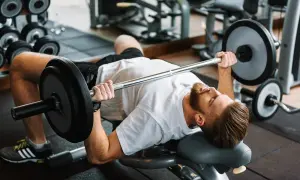 Trening siłowy w domu z ławeczką: Zbuduj siłę i rzeźbę!