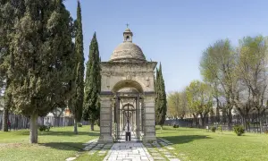Un'antica edicola con cupola e viale di cipressi, un luogo suggestivo da scoprire tra le cose da vedere a Foggia centro.