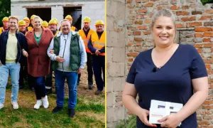 Uśmiechnięci ludzie w kaskach i kamizelkach na budowie, obok kobieta z książką.