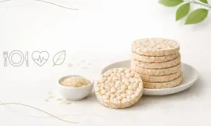 Stos zdrowych wafli ryżowych, miseczka ryżu i ikony zdrowego stylu życia. Niskie wafle ryżowe kcal.