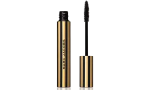 Mascara noir Marc Jacobs, tube rayé or et noir. Apprenez comment mettre du mascara pour un regard intense.