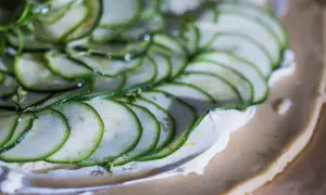 Zucchini-paj med krämig fyllning, redo för ugnen. Ett enkelt paj recept för en härlig middag.