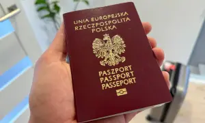Polski paszport w dłoni, gotowy na podróż do USA. Wiza do USA wkrótce!