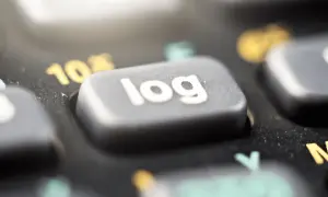 Zbliżenie na klawisz "log" na klawiaturze kalkulatora.