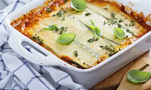 Lasagne courgette gratinée, dorée et savoureuse, garnie de feuilles de basilic frais et de thym. Un délice léger et réconfortant.
